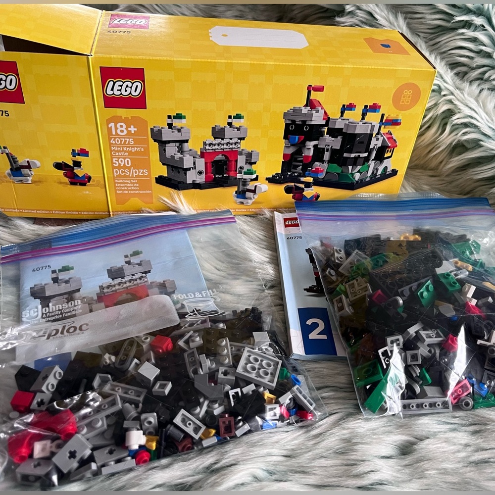 LEGO Mini Knight's Castle Building Set 40775, Limited Edition, 590 Pieces - Picture 7 of 7